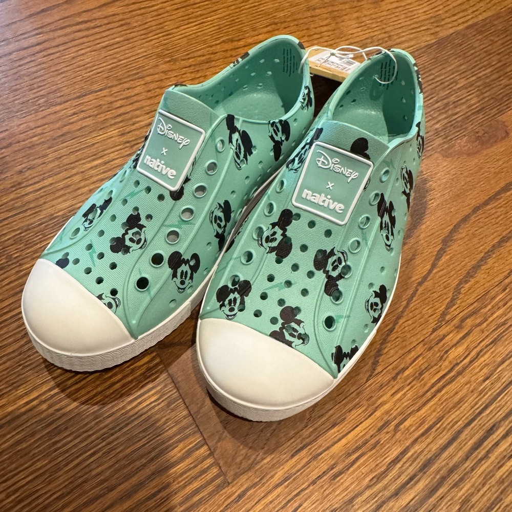 NATIVE x Disney Green Mickey Mouse Kids Water Shoes